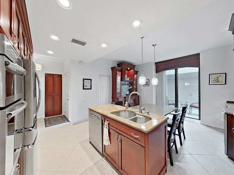 Activo con contrato: $382,731 (3 camas, 2 baños, 1715 Pies cuadrados)