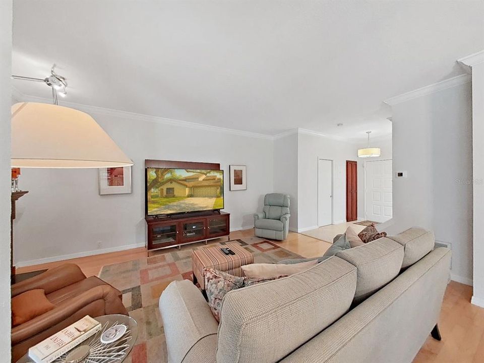 Activo con contrato: $382,731 (3 camas, 2 baños, 1715 Pies cuadrados)