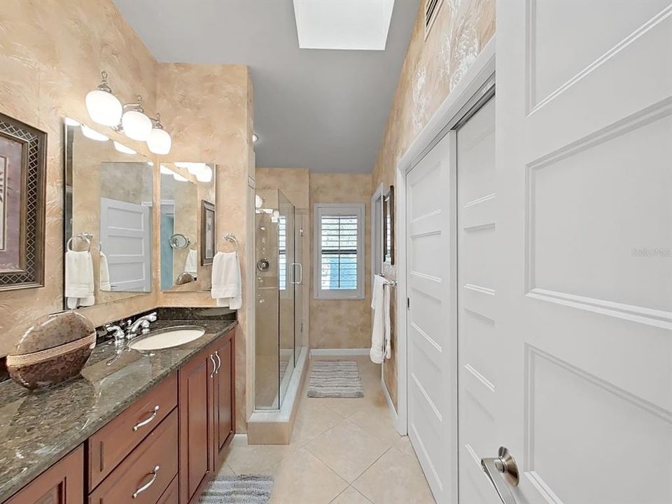 Activo con contrato: $382,731 (3 camas, 2 baños, 1715 Pies cuadrados)