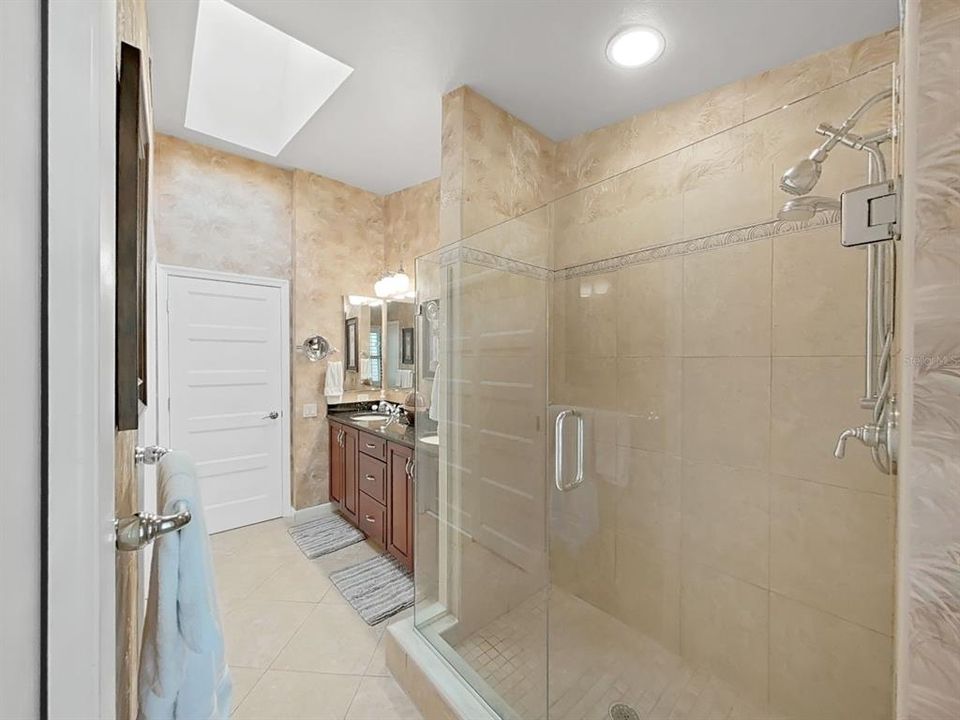 Activo con contrato: $382,731 (3 camas, 2 baños, 1715 Pies cuadrados)