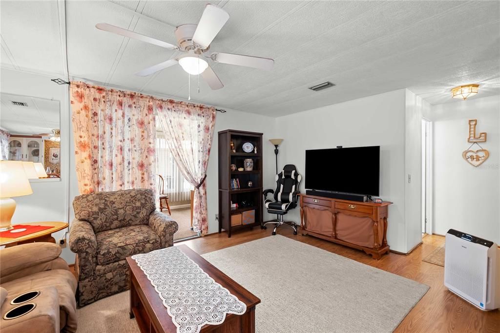 For Sale: $174,900 (2 beds, 2 baths, 1056 Square Feet)