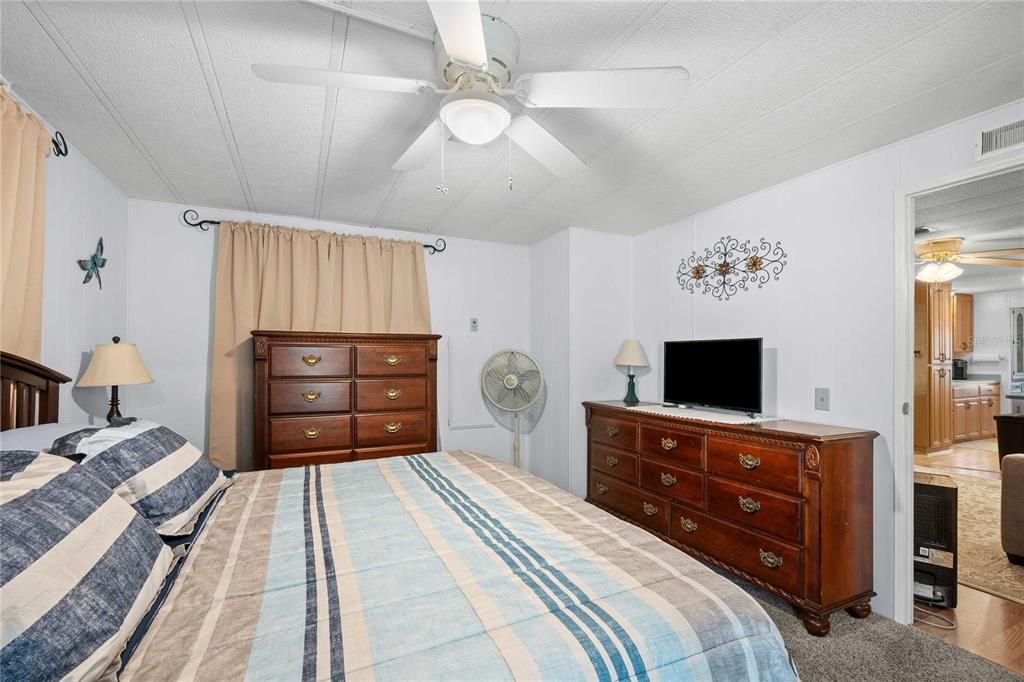 For Sale: $174,900 (2 beds, 2 baths, 1056 Square Feet)