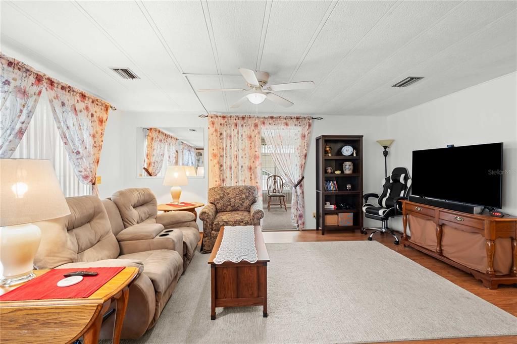 For Sale: $174,900 (2 beds, 2 baths, 1056 Square Feet)