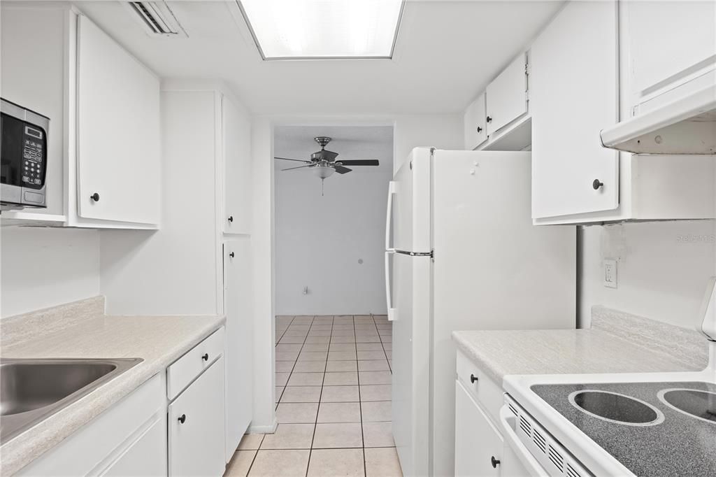 For Sale: $145,000 (2 beds, 2 baths, 897 Square Feet)