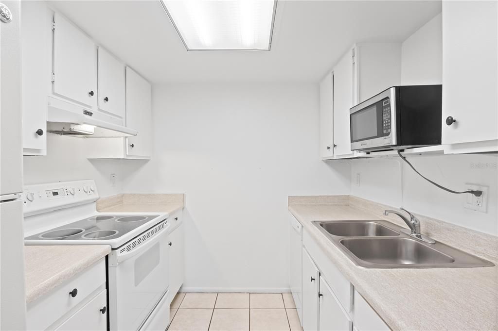 For Sale: $145,000 (2 beds, 2 baths, 897 Square Feet)