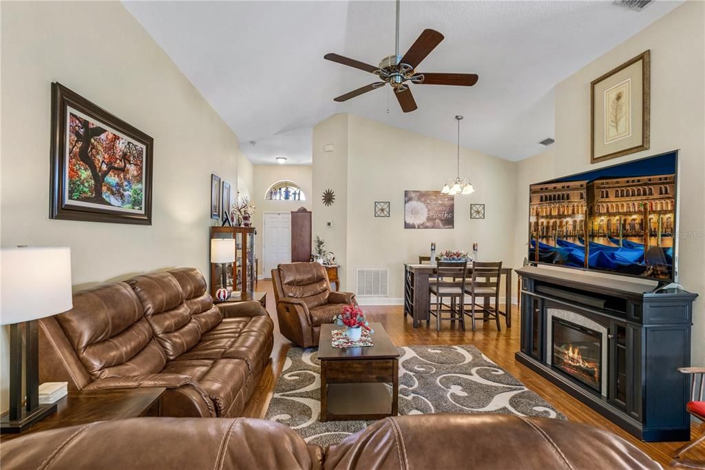 На продажу: $405,000 (3 спален, 2 ванн, 1590 Квадратных фут)