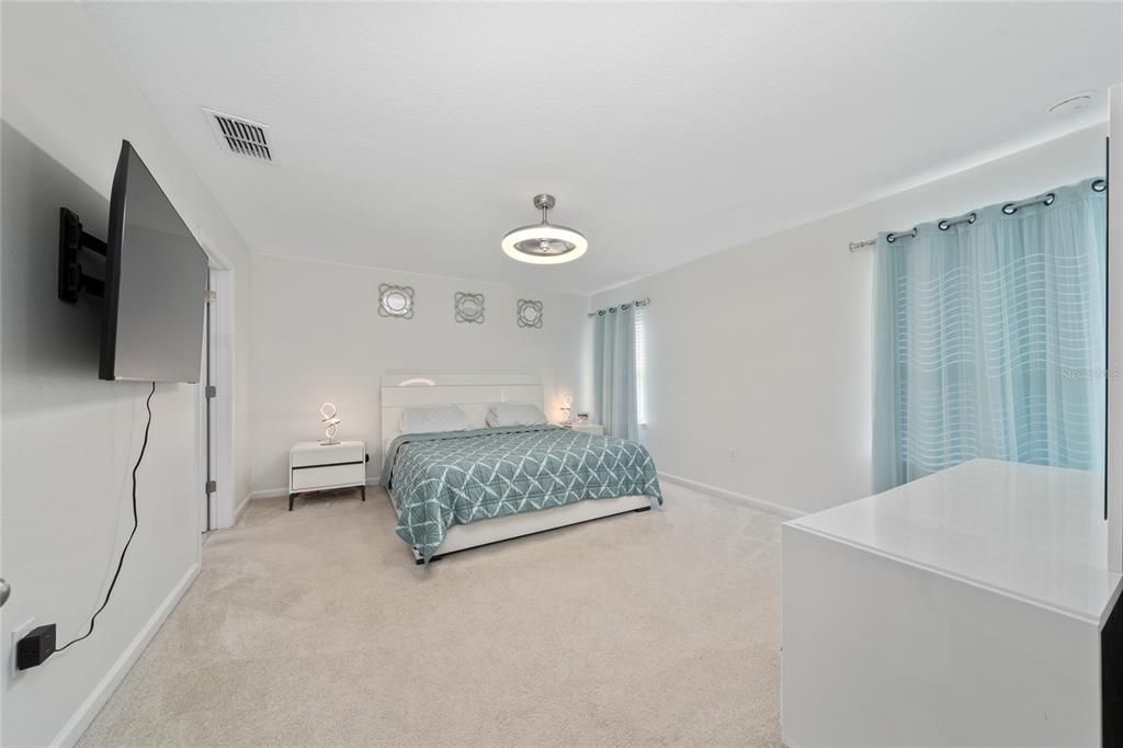 出租: $3,200 (4 贝兹, 2 浴室, 2048 平方英尺)