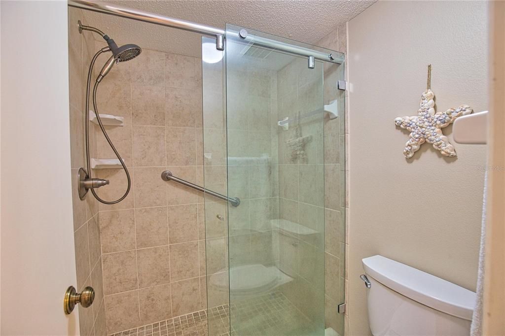 На продажу: $249,900 (2 спален, 2 ванн, 1064 Квадратных фут)