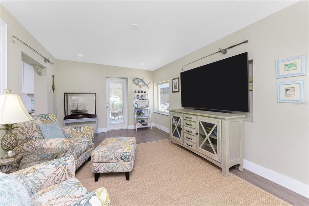 На продажу: $749,000 (2 спален, 2 ванн, 1216 Квадратных фут)