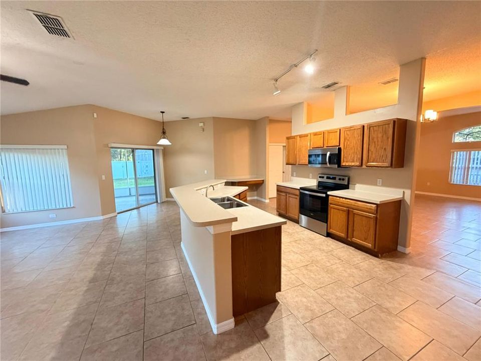 В аренду: $2,100 (4 спален, 2 ванн, 2101 Квадратных фут)