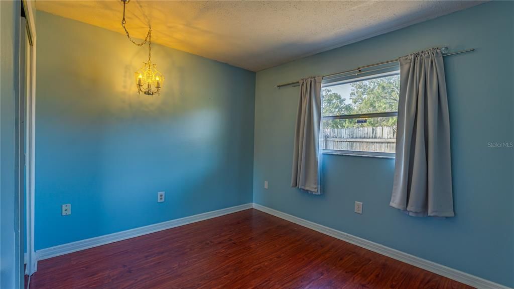 待售: $330,000 (4 贝兹, 2 浴室, 1482 平方英尺)