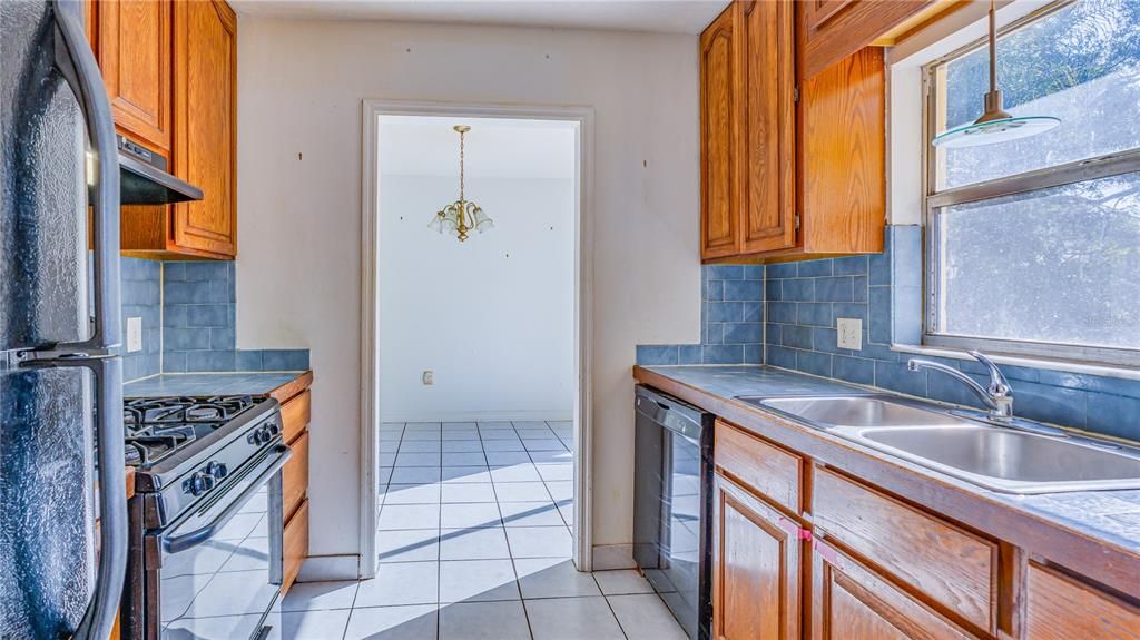 待售: $330,000 (4 贝兹, 2 浴室, 1482 平方英尺)