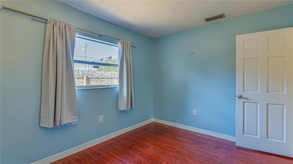 待售: $330,000 (4 贝兹, 2 浴室, 1482 平方英尺)