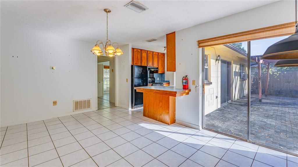 待售: $330,000 (4 贝兹, 2 浴室, 1482 平方英尺)