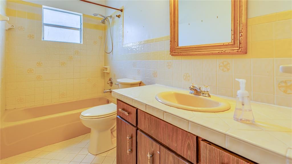 待售: $330,000 (4 贝兹, 2 浴室, 1482 平方英尺)