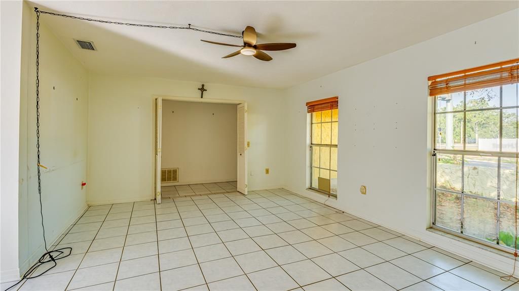 待售: $330,000 (4 贝兹, 2 浴室, 1482 平方英尺)