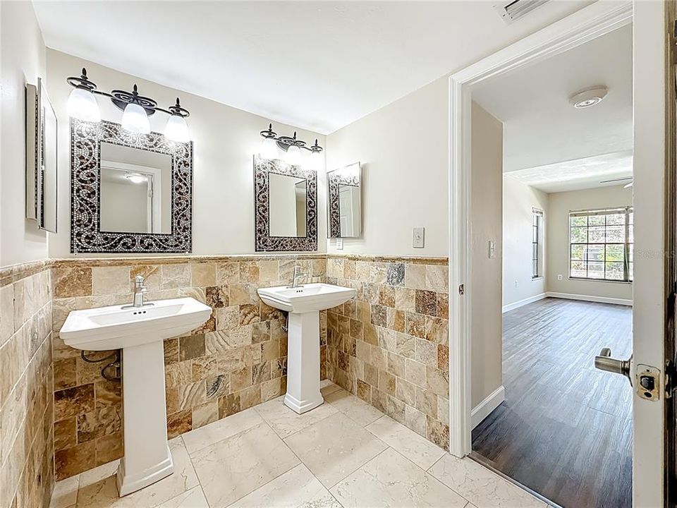 For Sale: $289,000 (2 beds, 2 baths, 1185 Square Feet)