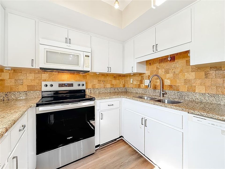 For Sale: $289,000 (2 beds, 2 baths, 1185 Square Feet)