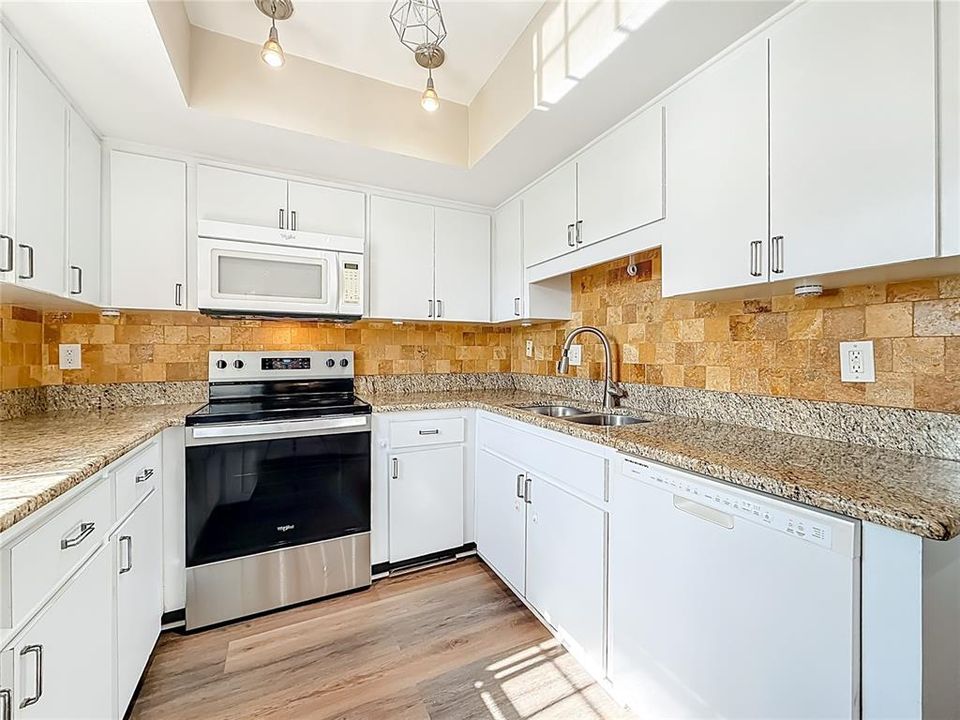 For Sale: $289,000 (2 beds, 2 baths, 1185 Square Feet)