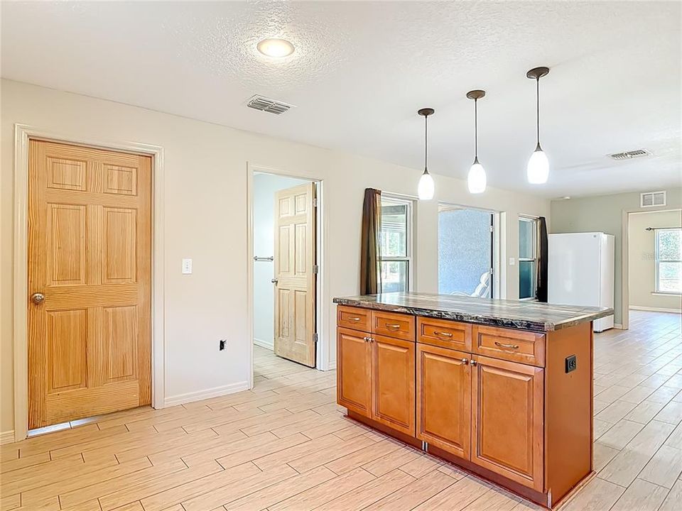 待售: $850,000 (3 贝兹, 3 浴室, 1668 平方英尺)