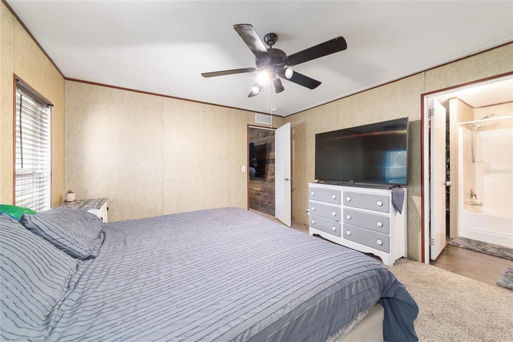 For Sale: $164,900 (3 beds, 2 baths, 1296 Square Feet)