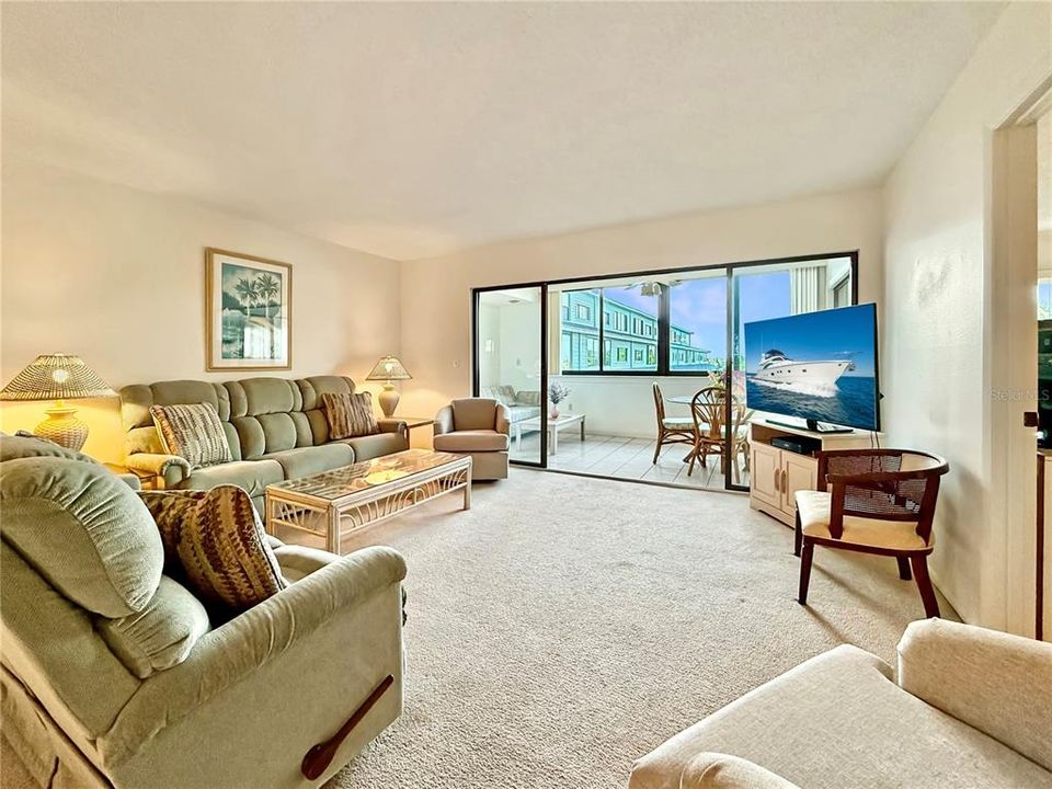 For Sale: $300,000 (2 beds, 2 baths, 1218 Square Feet)