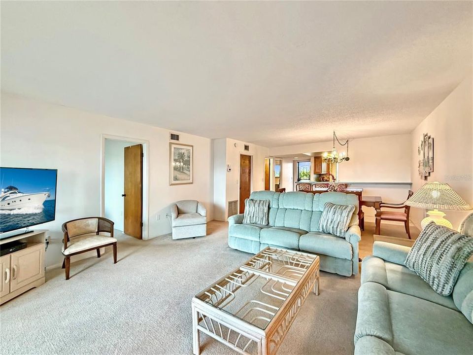 For Sale: $300,000 (2 beds, 2 baths, 1218 Square Feet)