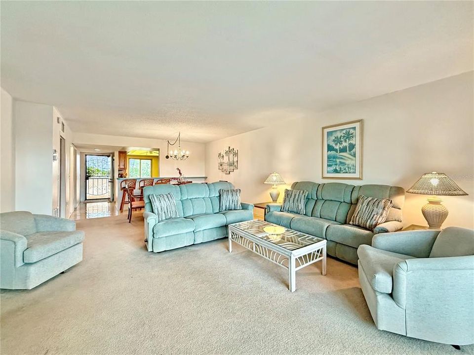 For Sale: $300,000 (2 beds, 2 baths, 1218 Square Feet)