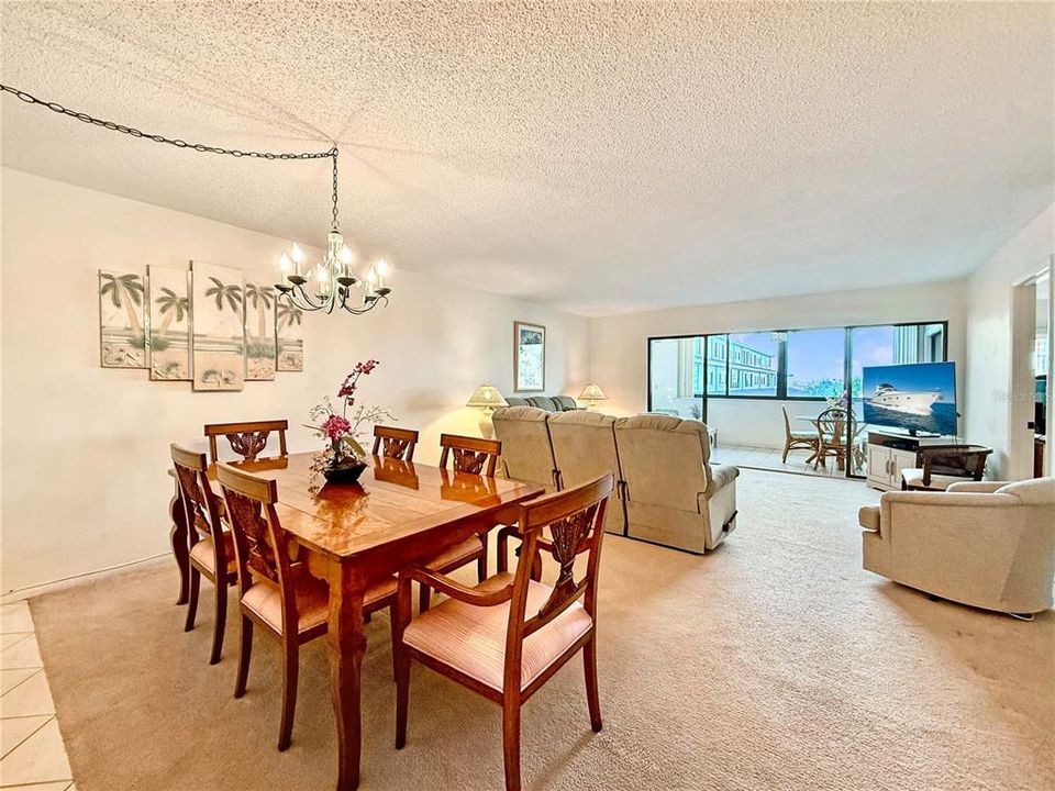 For Sale: $300,000 (2 beds, 2 baths, 1218 Square Feet)