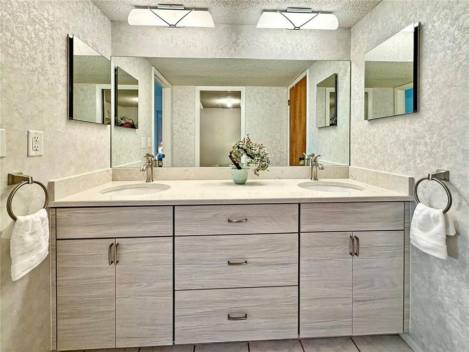 For Sale: $300,000 (2 beds, 2 baths, 1218 Square Feet)