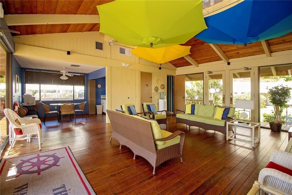 For Sale: $300,000 (2 beds, 2 baths, 1218 Square Feet)