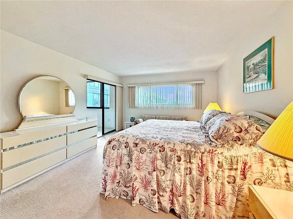 For Sale: $300,000 (2 beds, 2 baths, 1218 Square Feet)