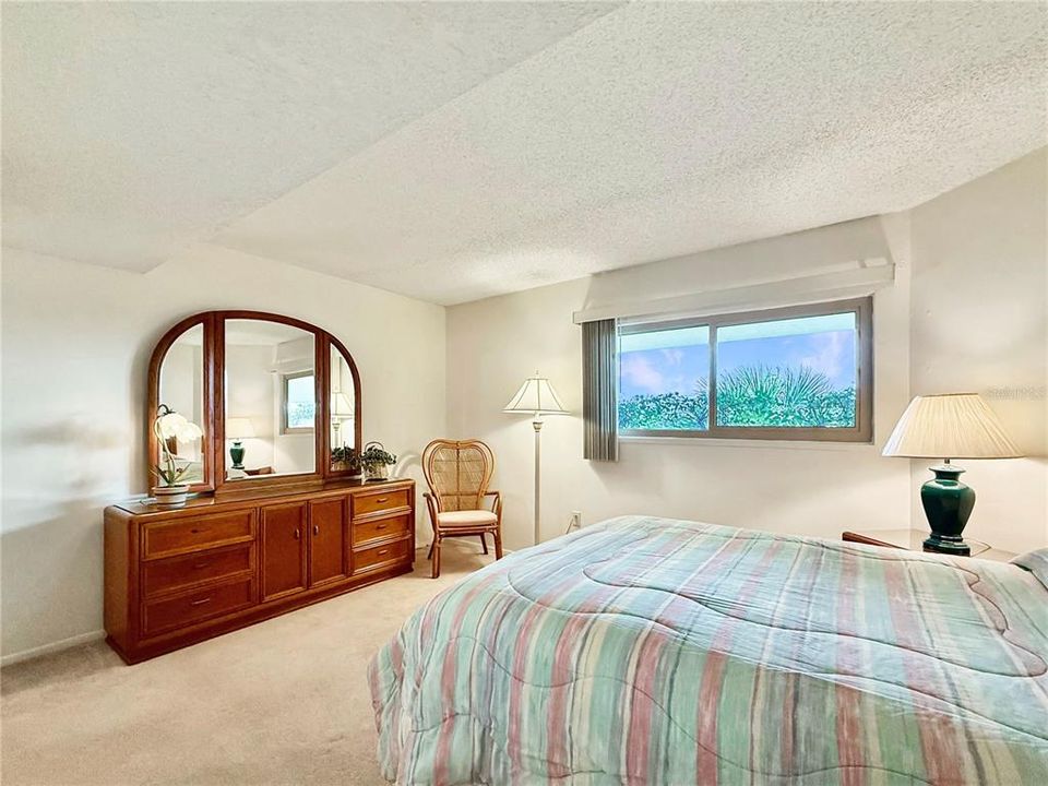 For Sale: $300,000 (2 beds, 2 baths, 1218 Square Feet)