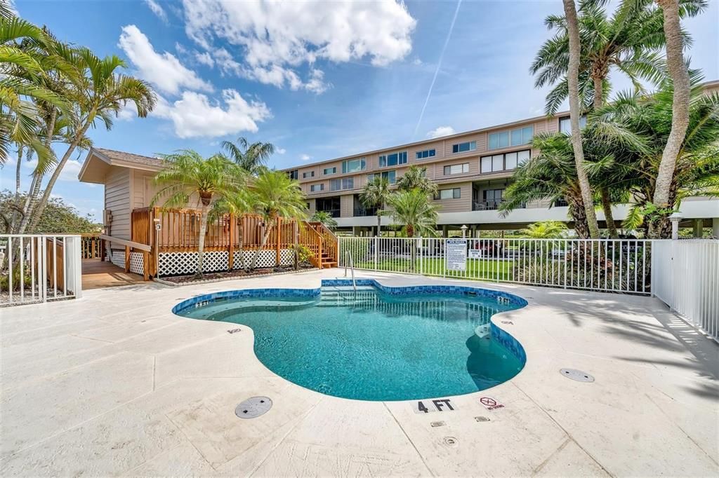 For Sale: $300,000 (2 beds, 2 baths, 1218 Square Feet)