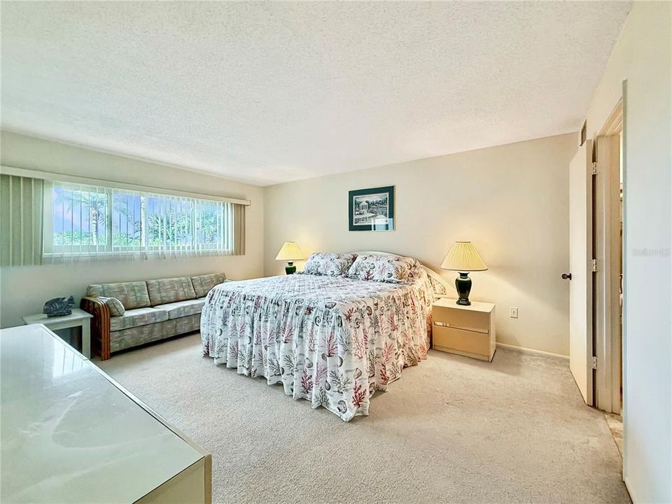 For Sale: $300,000 (2 beds, 2 baths, 1218 Square Feet)