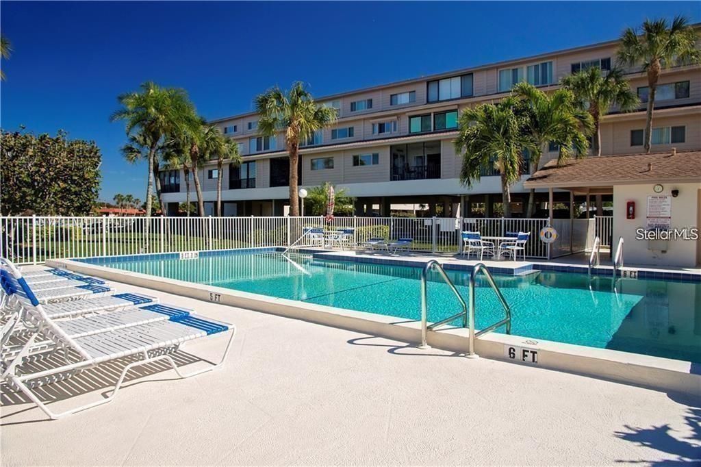 For Sale: $300,000 (2 beds, 2 baths, 1218 Square Feet)