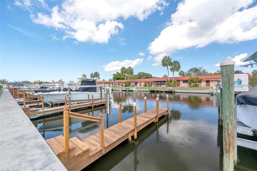 For Sale: $300,000 (2 beds, 2 baths, 1218 Square Feet)