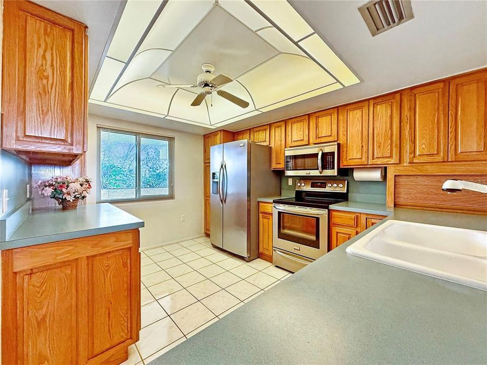 For Sale: $300,000 (2 beds, 2 baths, 1218 Square Feet)