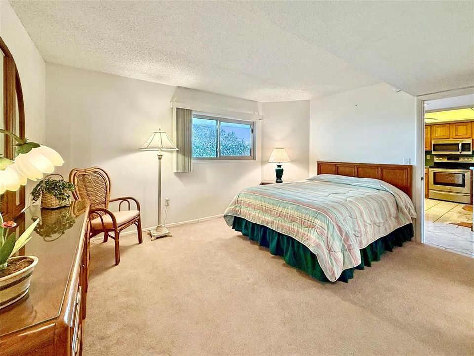 For Sale: $300,000 (2 beds, 2 baths, 1218 Square Feet)