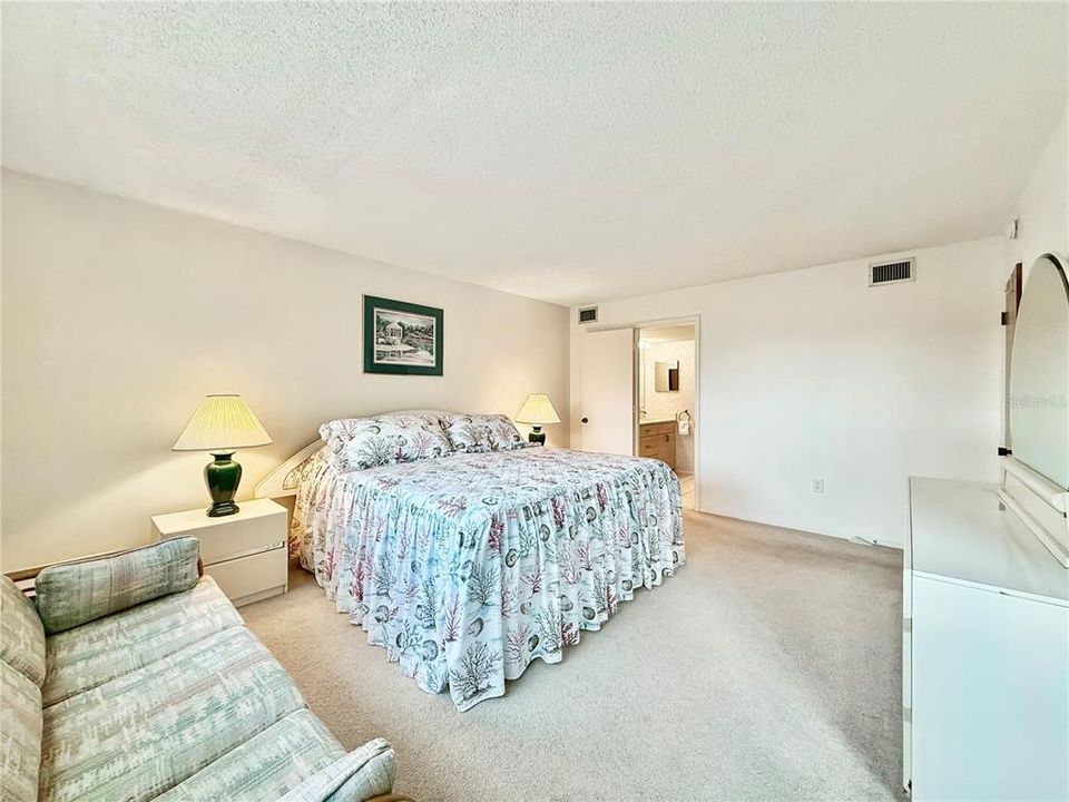 For Sale: $300,000 (2 beds, 2 baths, 1218 Square Feet)