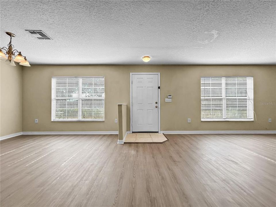 For Rent: $1,750 (3 beds, 2 baths, 1302 Square Feet)