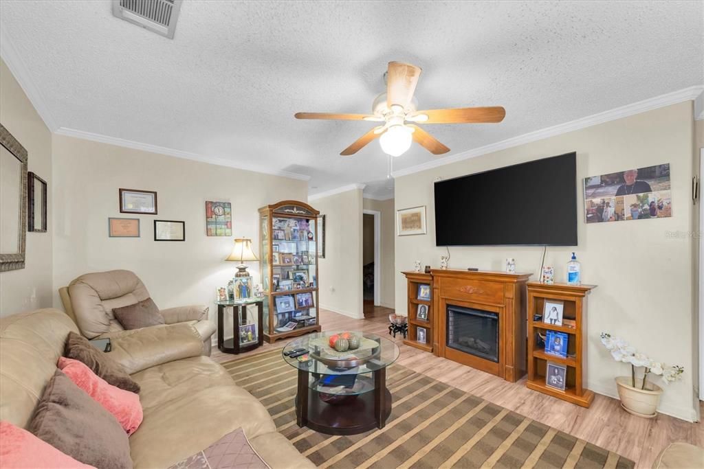 На продажу: $290,000 (4 спален, 2 ванн, 1248 Квадратных фут)