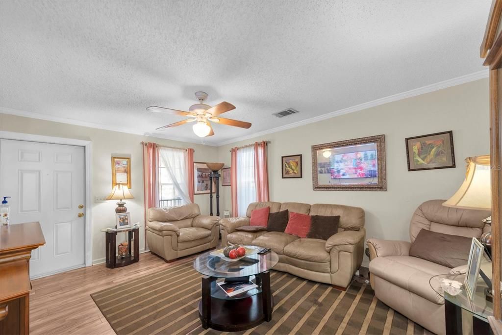 На продажу: $290,000 (4 спален, 2 ванн, 1248 Квадратных фут)