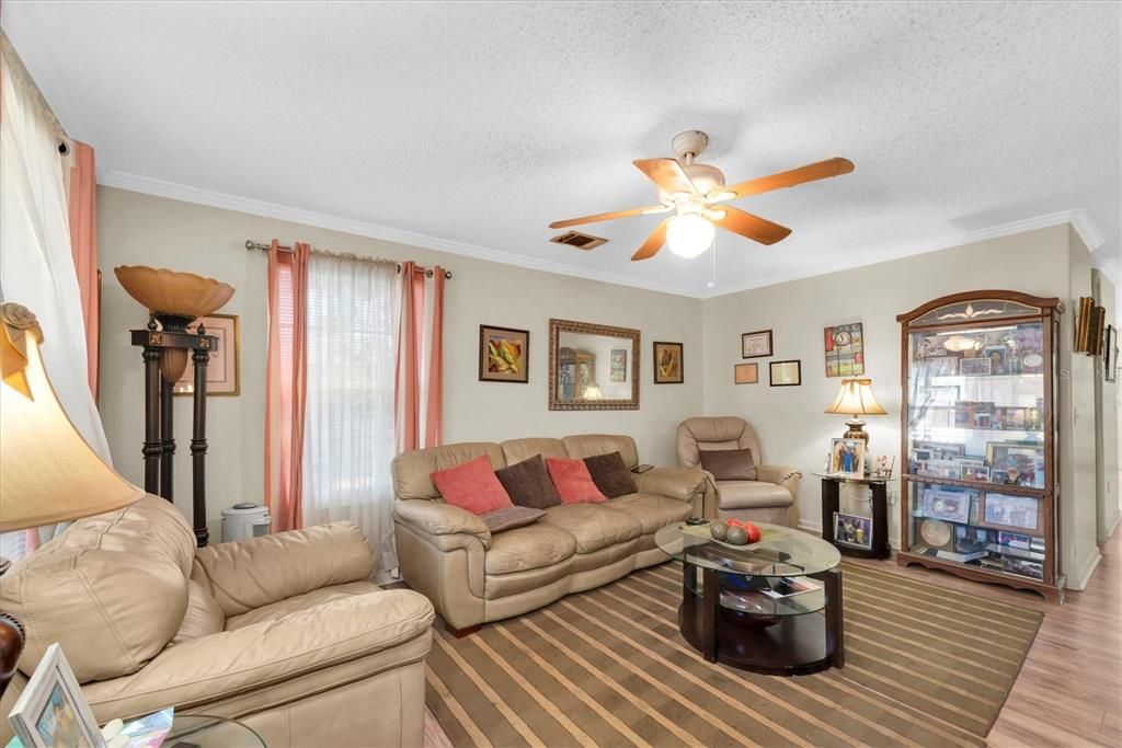 На продажу: $290,000 (4 спален, 2 ванн, 1248 Квадратных фут)