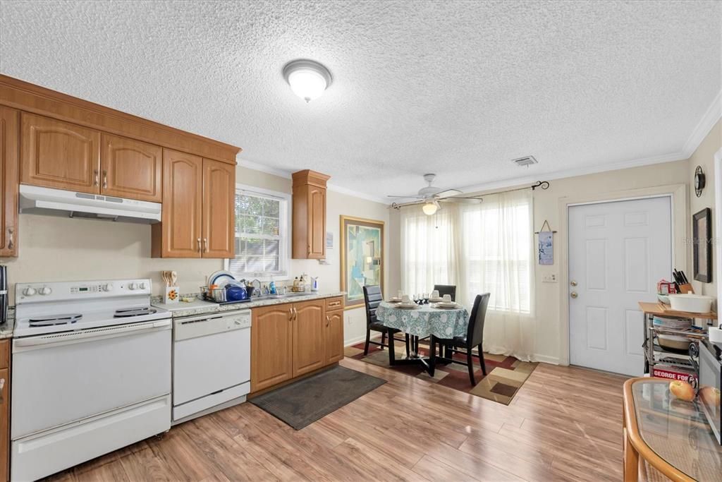 На продажу: $290,000 (4 спален, 2 ванн, 1248 Квадратных фут)