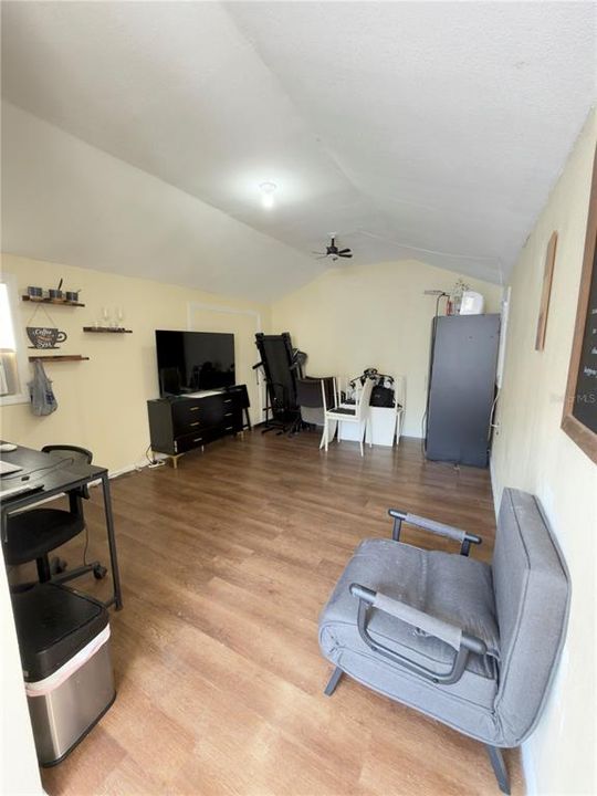 На продажу: $285,000 (4 спален, 2 ванн, 1112 Квадратных фут)