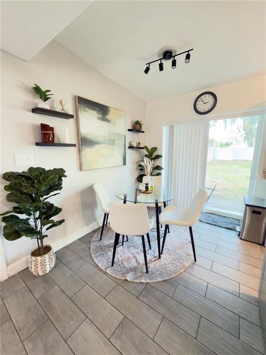 На продажу: $285,000 (4 спален, 2 ванн, 1112 Квадратных фут)