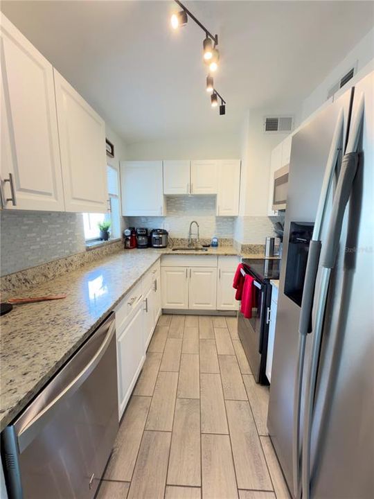 На продажу: $285,000 (4 спален, 2 ванн, 1112 Квадратных фут)