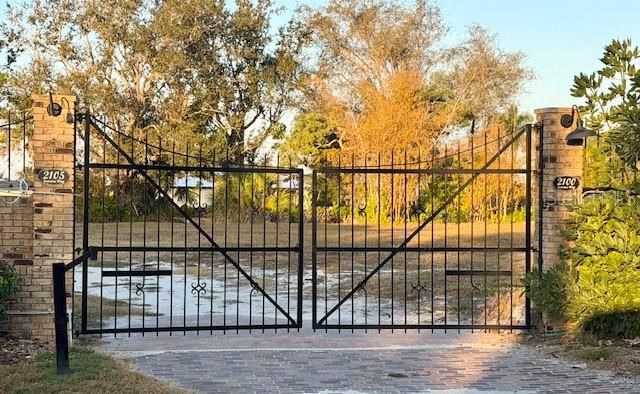 На продажу: $1,950,000 (0.71 acres)