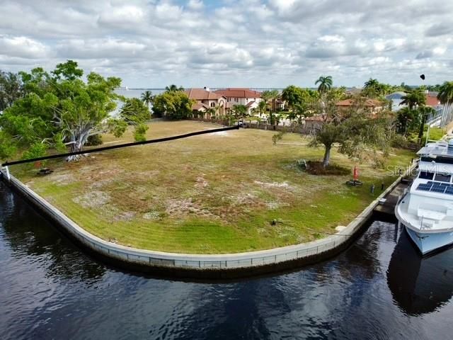 На продажу: $1,950,000 (0.71 acres)